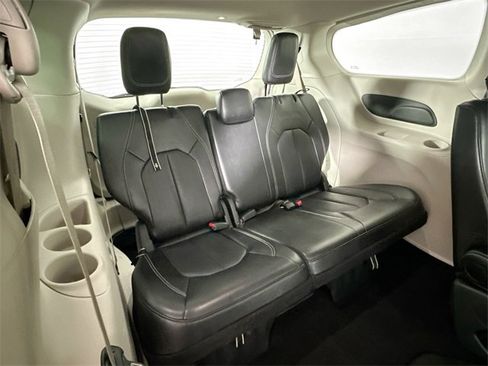 Used 2024 Chrysler Pacifica Touring-L image 27