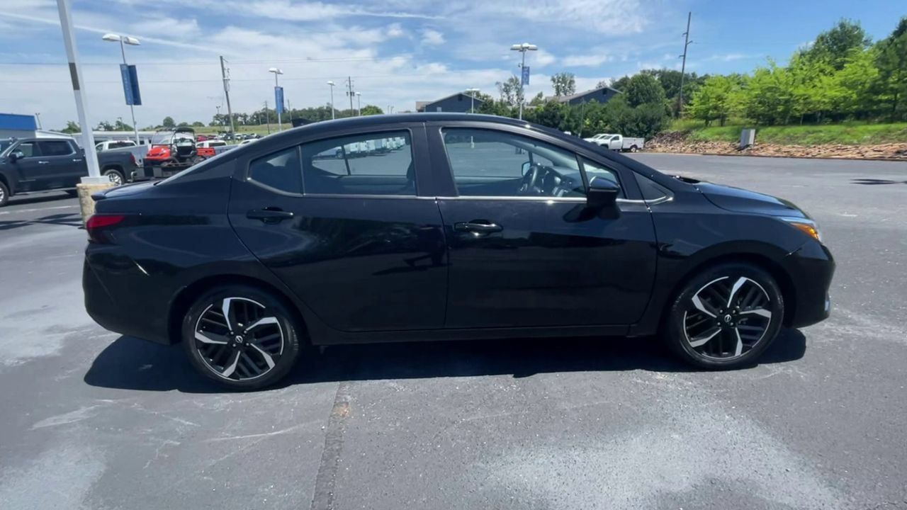 Used 2024 Nissan Versa SR FWD image 9