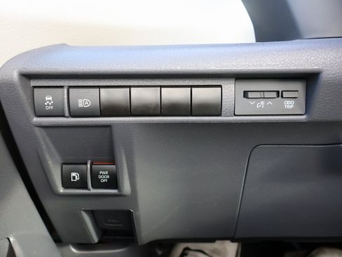 Used 2024 Toyota Sienna LE image 29