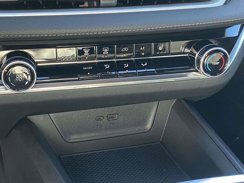 Used 2025 Chevrolet Equinox LT w/ Midnight Edition image 35