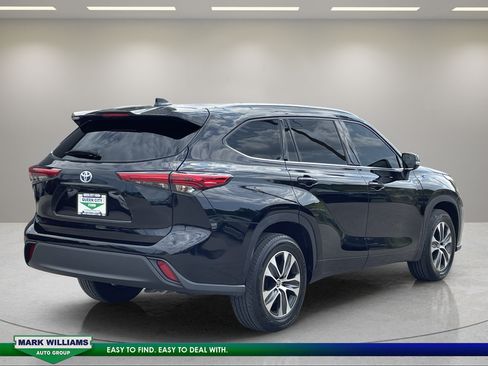 Used 2021 Toyota Highlander XLE AWD/4WD image 5