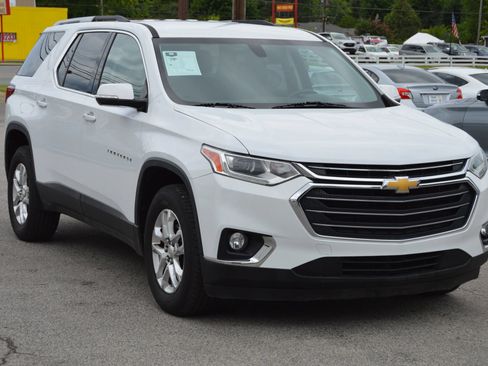 Used 2018 Chevrolet Traverse LT FWD image 2