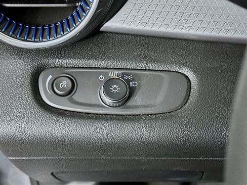 Used 2025 Chevrolet Trax LT FWD image 17