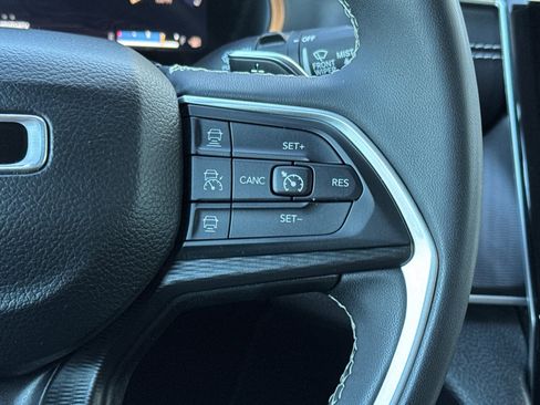 Used 2023 Jeep Grand Cherokee L Laredo image 29