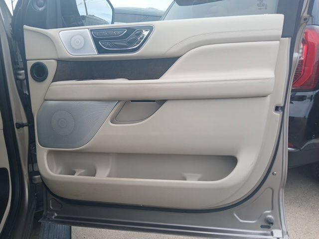 Used 2019 Lincoln Navigator L Reserve w/ Cargo Package AWD/4WD image 18