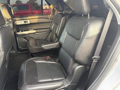 Used 2023 Ford Explorer Limited AWD/4WD image 9