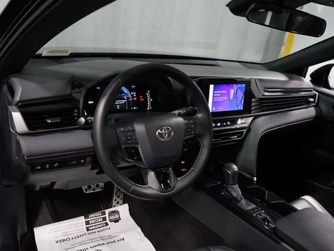 Used 2025 Toyota Camry SE FWD image 11