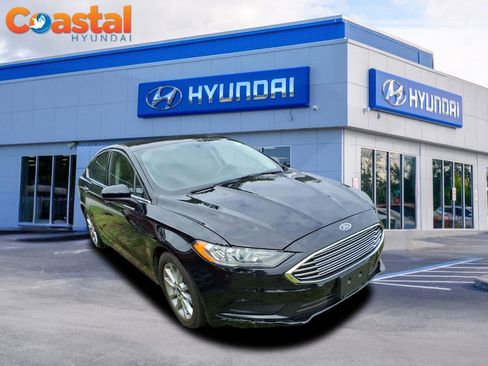 Used 2017 Ford Fusion SE image 1