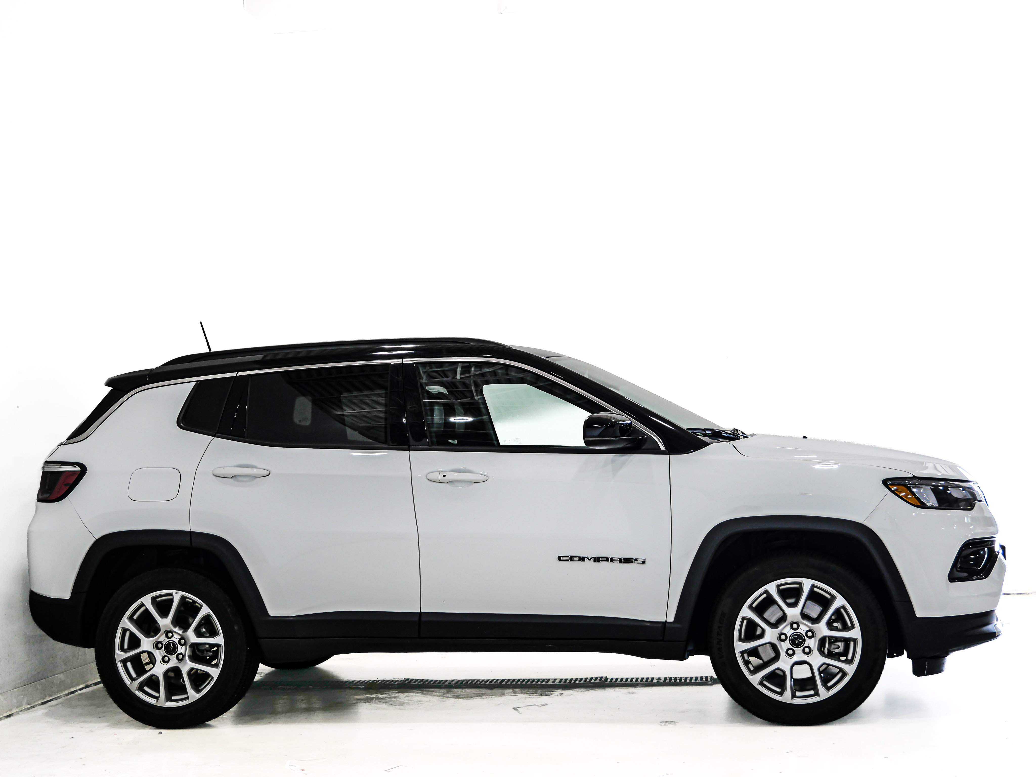 Used 2025 Jeep Compass Limited AWD/4WD image 4