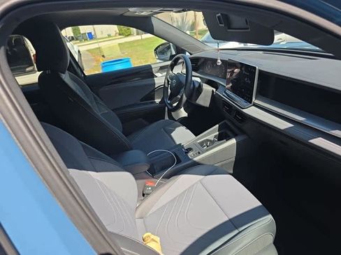 Used 2025 Volkswagen Tiguan SE R-Line image 7