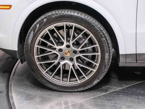 Used 2022 Porsche Cayenne Platinum Edition image 10