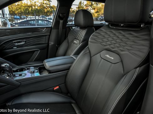 Used 2024 Bentley Bentayga image 2