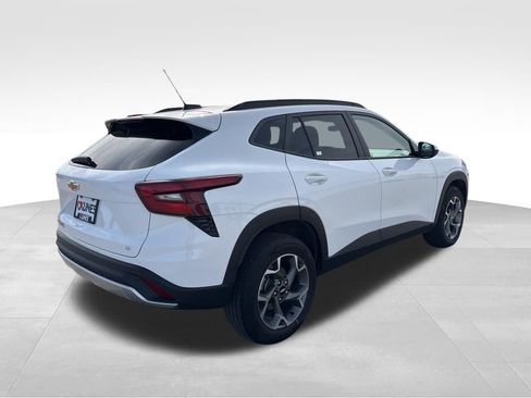 Used 2025 Chevrolet Trax LT w/ LT Convenience Package image 11