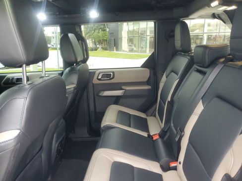 Used 2023 Ford Bronco Wildtrak image 14