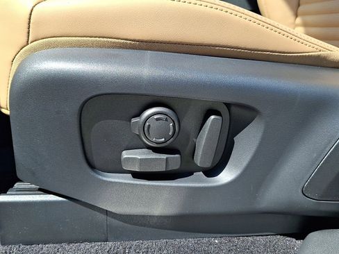 Certified 2025 Land Rover Discovery Dynamic SE image 18