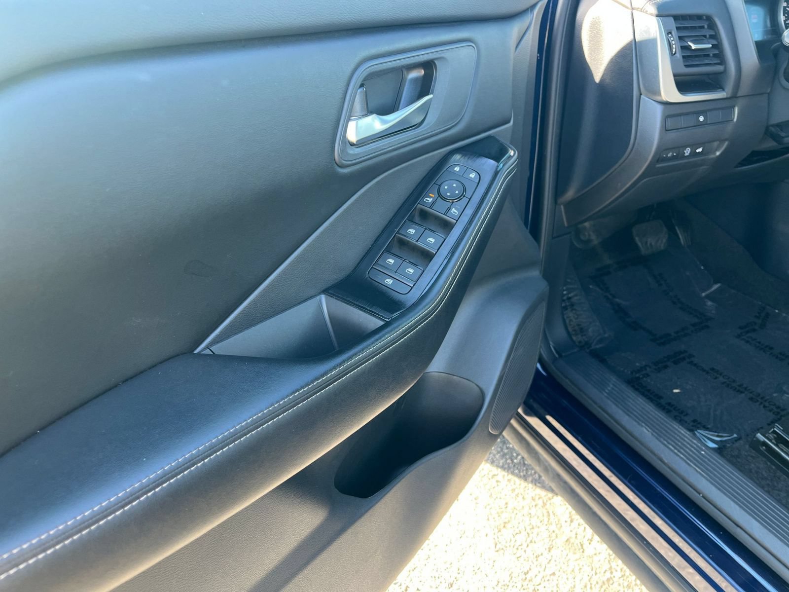 Used 2025 Nissan Rogue SV AWD/4WD image 18