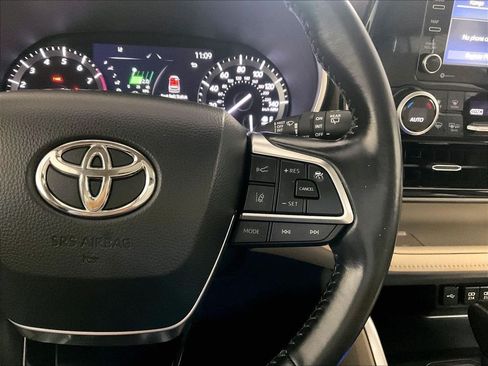 Used 2021 Toyota Highlander XLE AWD/4WD image 24