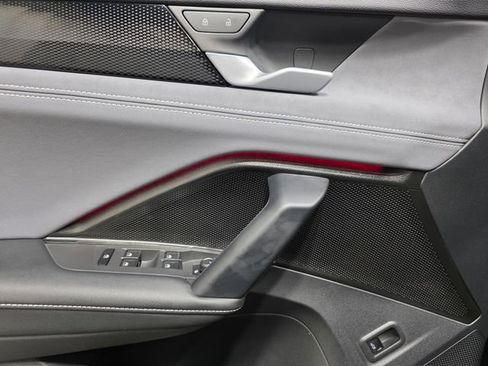 Certified 2025 Volkswagen Tiguan SE w/ Panoramic Sunroof Package image 12