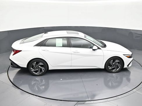 Used 2024 Hyundai Elantra Limited FWD image 18