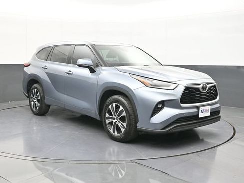 Used 2021 Toyota Highlander XLE FWD image 18