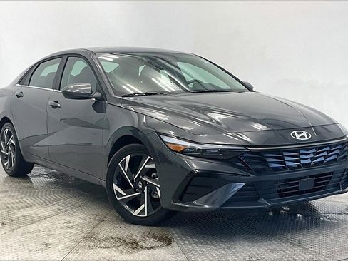 Certified 2025 Hyundai Elantra SEL image 11