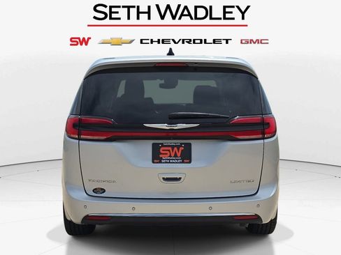 Used 2024 Chrysler Pacifica Limited FWD image 6