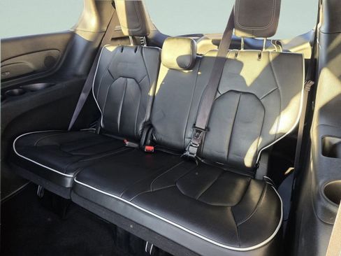 Used 2026 Chrysler Pacifica Limited image 30