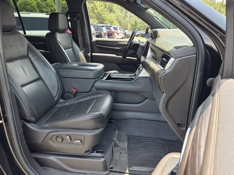 Used 2022 GMC Yukon XL Denali AWD/4WD image 16
