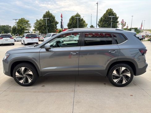 Used 2025 Volkswagen Taos SE AWD/4WD image 5