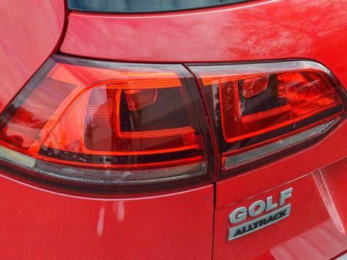 Used 2017 Volkswagen Golf Alltrack S image 8