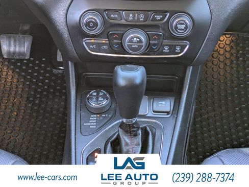 Used 2020 Jeep Cherokee Trailhawk image 17