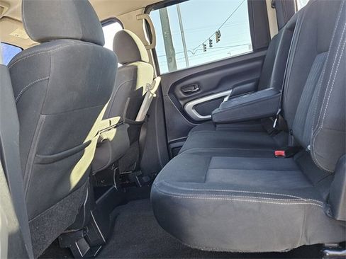 Used 2019 Nissan Titan SV image 5