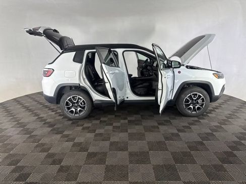 Used 2025 Jeep Compass Trailhawk AWD/4WD image 17