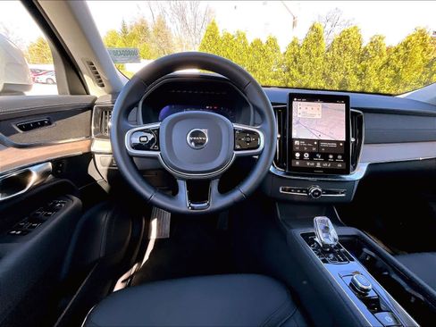 Used 2025 Volvo XC90 B6 Plus image 18