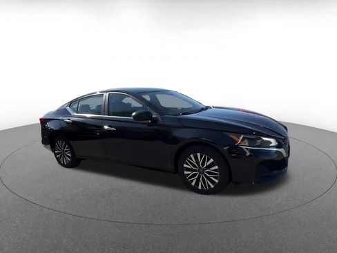 Used 2025 Nissan Altima 2.5 SV FWD image 2