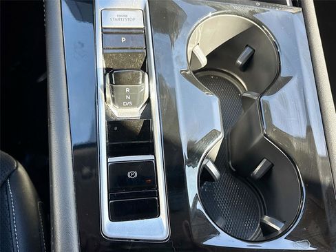 Used 2025 Volkswagen Atlas SE image 16