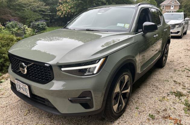 Used 2024 Volvo XC40 B5 Core AWD/4WD image 2