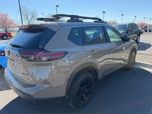 Used 2025 Nissan Rogue SV image 2