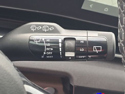 Used 2025 Kia Carnival EX FWD image 27