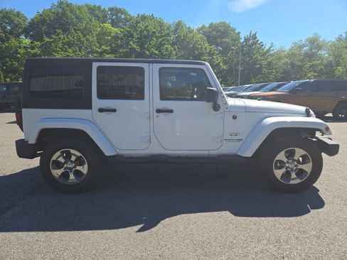 Used 2018 Jeep Wrangler Unlimited Sahara w/ Connectivity Group AWD/4WD image 3