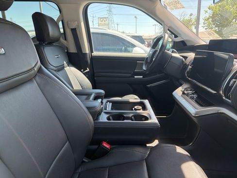 Used 2025 Ford Expedition Platinum image 3