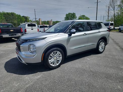 Used 2022 Mitsubishi Outlander ES FWD image 3