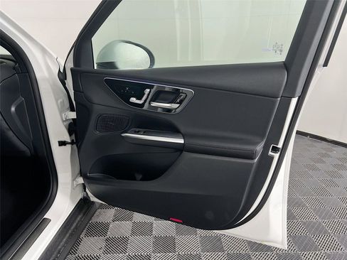 Used 2025 Mercedes-Benz GLC 300 4MATIC image 25