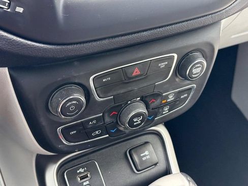 Used 2019 Jeep Compass Latitude w/ Popular Equipment Group FWD image 28