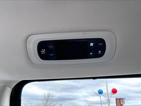 Used 2022 Chrysler Pacifica Touring-L FWD image 35