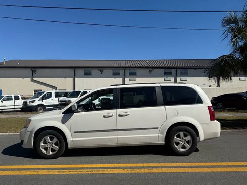Used 2010 Dodge Grand Caravan SXT image 5