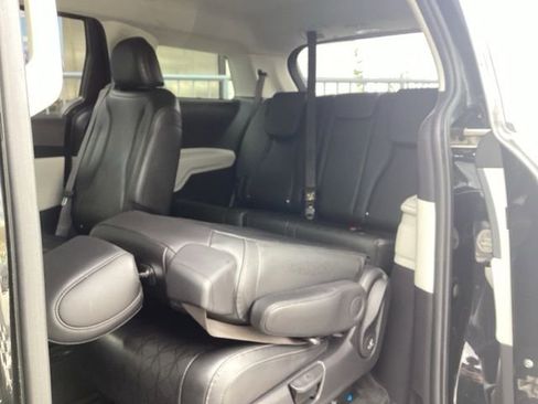 Used 2023 Kia Carnival LX FWD image 15