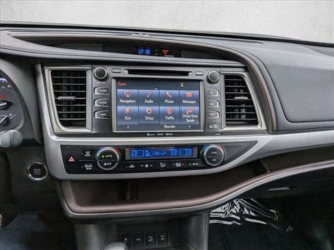 Used 2019 Toyota Highlander XLE image 12