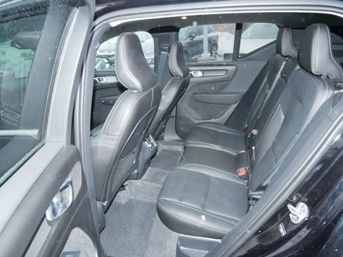 Used 2025 Volvo XC40 B5 Core image 11