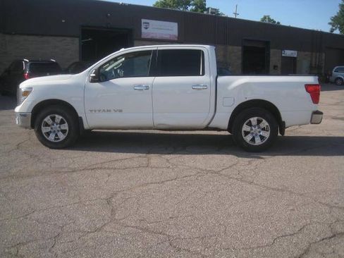 Used 2018 Nissan Titan SV AWD/4WD image 8